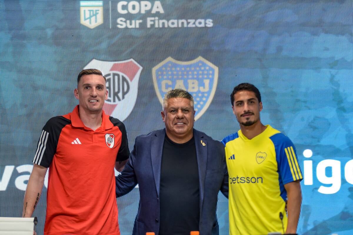 Franco Armani (River) y Nicolás Figal (Boca) flanquean a Claudio Tapia, presidente de AfA, después de la conferencia de prensa previa al superclásico