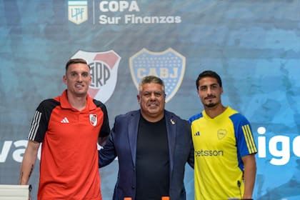 Franco Armani (River) y Nicolás Figal (Boca) flanquean a Claudio Tapia, presidente de AfA, después de la conferencia de prensa previa al superclásico