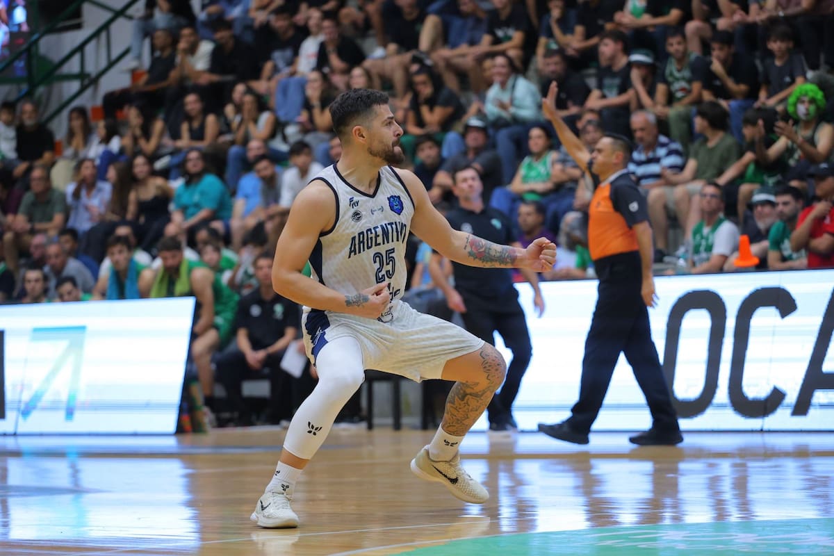 Franco Balbi festeja: es el principal responsable de la salvación de Argentino, de Junín, en la Liga Nacional de Básquetbol, de la que eyectó a nada menos que Atenas, de Córdoba.