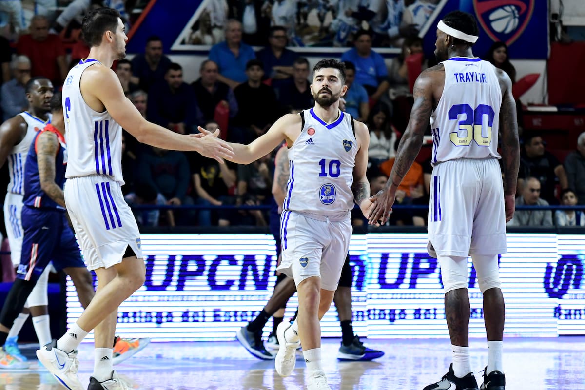 Franco Balbi saluda a Marcos Mata y Jamari Traylor, tres de las figuras de Boca en la Liga Nacional de Básquet