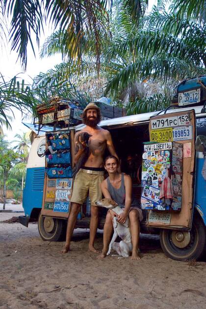 Franco Busso junto a su pareja Olga Khrustaleva recorrieron medio mundo con una combi, que también utilizan como food truck