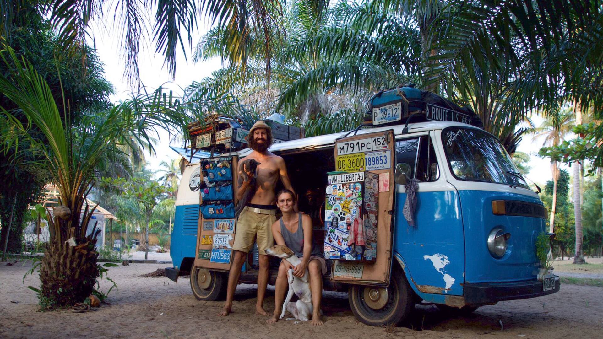 Franco Busso junto a su pareja Olga Khrustaleva recorrieron medio mundo con una combi, que también utilizan como food truck