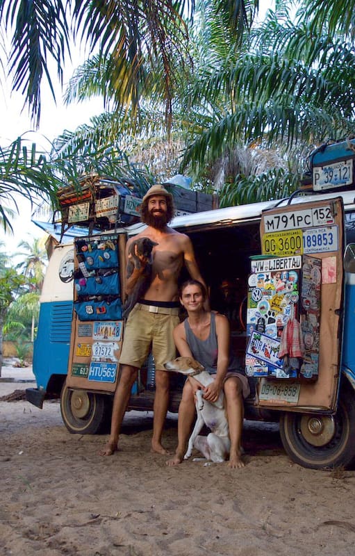 Franco Busso junto a su pareja Olga Khrustaleva recorrieron medio mundo con una combi, que también utilizan como food truck
