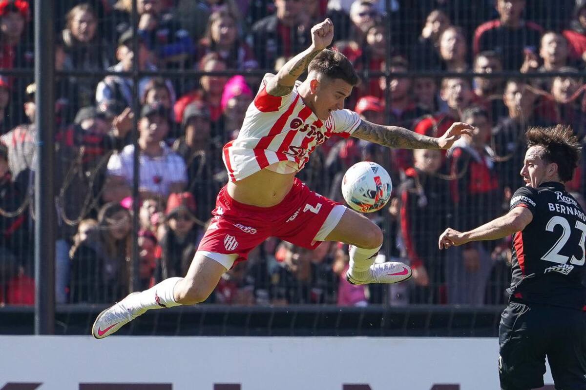 Franco Calderón, de Unión, ante Cristian Bernardi, de Colón; el clásico de Santa Fe fue emotivo y finalizó 2-2