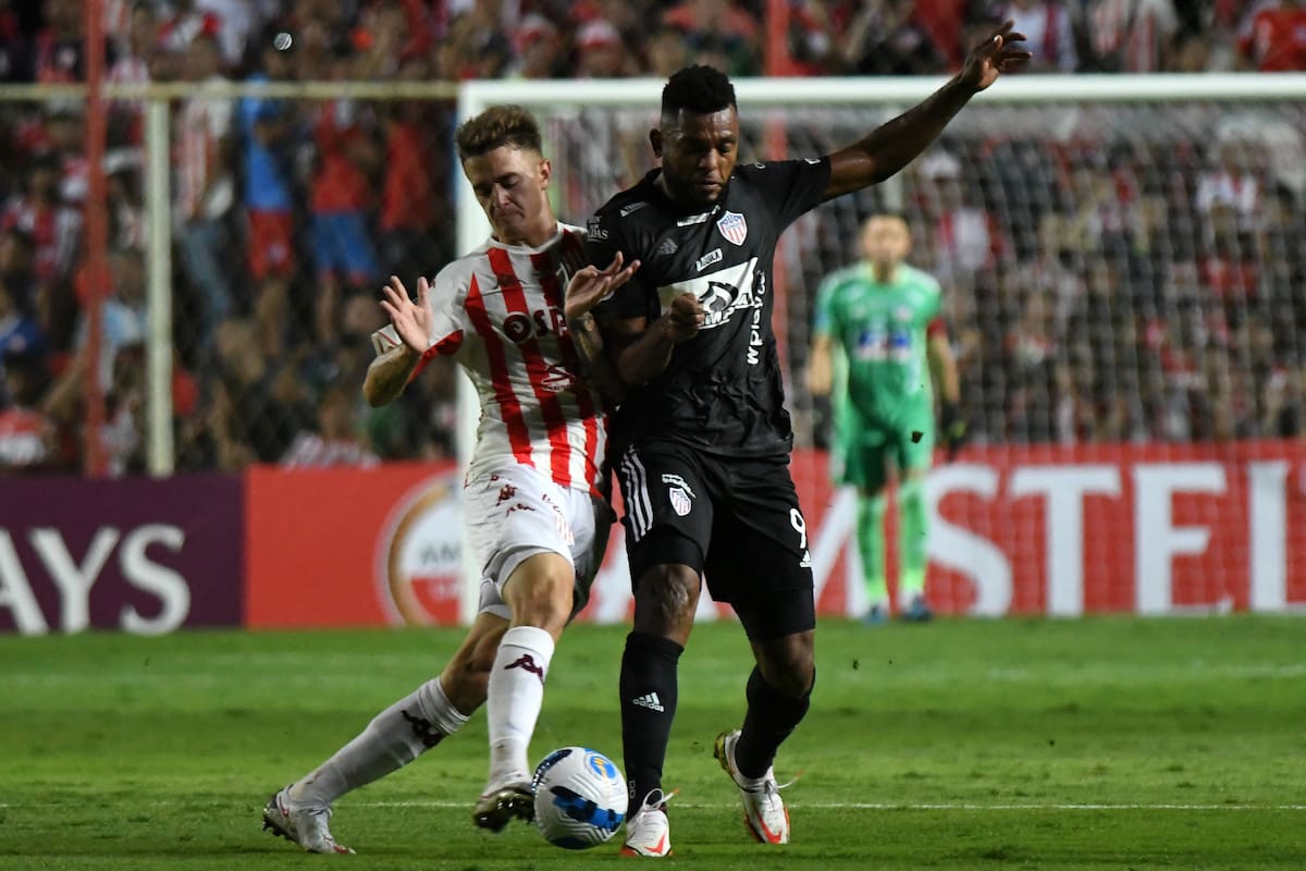 Franco Calderón, en la marca de Miguel Borja, el potente delantero colombiano que tuvo un par de chances para Junior