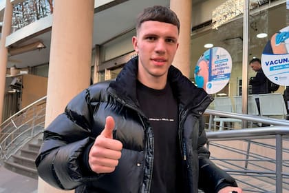 Franco Carboni pasó la revisación médica y se incorpora en préstamo; el hermano de Valentín, que está disputando la Copa América, juega como lateral izquierdo.