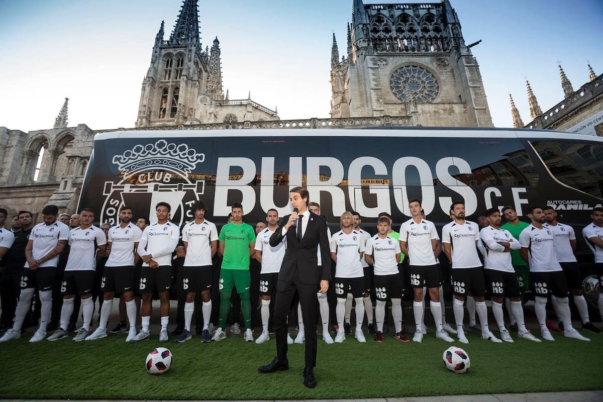 Franco Caselli en la presentación del plantel al pie de la catedral de Burgos; lo integran los argentinos Pisculichi, Machín y Minutella