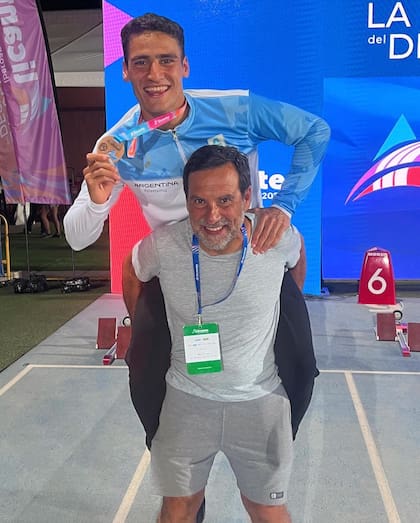 Franco celebra el triunfo en los Juegos Suramericanos con su entrenador, Javier Morillas, que disecciona técnicamente a su pupilo en el análisis y menciona en qué debe progresar.