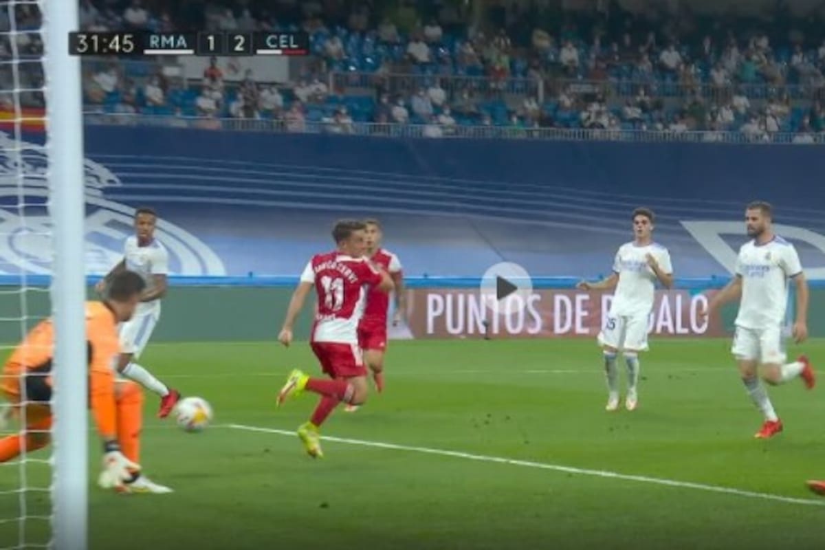 Franco Cervi ensaya el taco; la pelota pegará en el palo y resolverá con zurda para anotar el 2-1 ante Real Madrid, en el Santiago Bernabéu