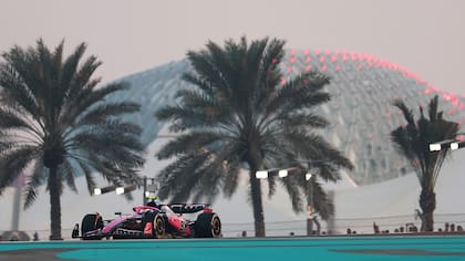 Franco Colapinto, a bordo de su Alpine en el circuito de Yas Marina, en Abu Dhabi