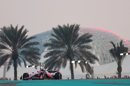 Franco Colapinto, a bordo de su Alpine en el circuito de Yas Marina, en Abu Dhabi