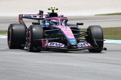 Franco Colapinto, a bordo del Alpine número 43 en el circuito de Sepang