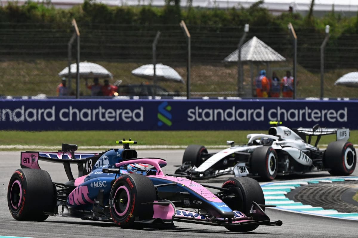 Franco Colapinto acelera con su Alpine en el circuito de Sepang; detrás, Valtteri Bottas, piloto de Cadillac