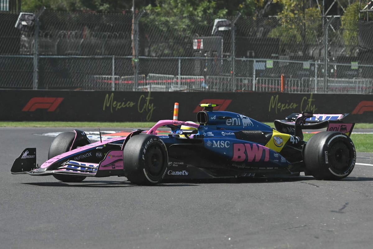 Franco Colapinto acomoda el Alpine después del ligero trompo que hizo tras quedar encerrado por Stroll; fue en el comienzo del Gran Premio de México (Photo by Yuri CORTEZ / AFP)