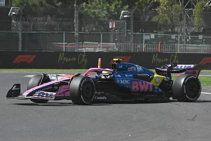 Franco Colapinto acomoda el Alpine después del ligero trompo que hizo tras quedar encerrado por Stroll; fue en el comienzo del Gran Premio de México (Photo by Yuri CORTEZ / AFP)