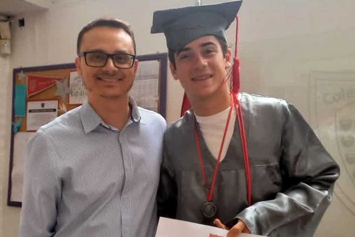 Franco Colapinto aprovechó sus vacaciones para terminar el secundario y recibir el diploma de egresados