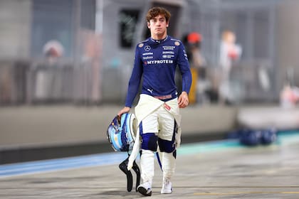 Franco Colapinto camina durante la clasificación Sprint antes del Gran Premio de F1 de Qatar en el Circuito Internacional de Lusail, el 29 de noviembre de 2024
