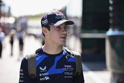 Franco Colapinto camina por el circuito de Hungría con la mochila llena de ilusiones