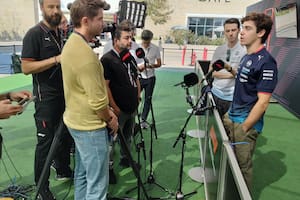 Franco Colapinto charla con los medios en su primera vez en el Circuito de las Américas, cuyas curvas rápidas le gustan.