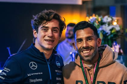 Franco Colapinto con Carlos Tevez, en el Gran Premio de las Vegas