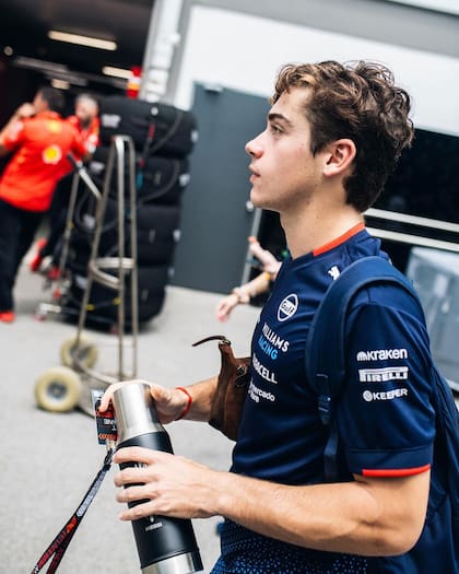 Franco Colapinto con el termo para los mates en F1 (@williamsracing)