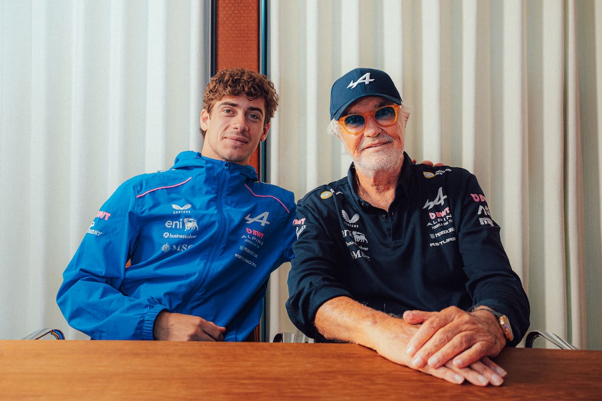 Franco Colapinto con Flavio Briatore; el argentino selló su vínculo con Alpine para 2027