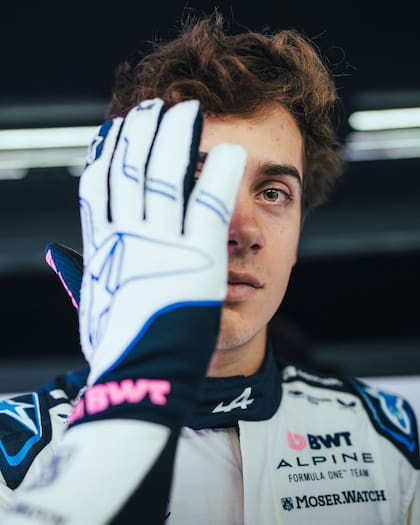 Franco Colapinto, con la indumentaria de Alpine que estrenará este fin de semana en Barcelona