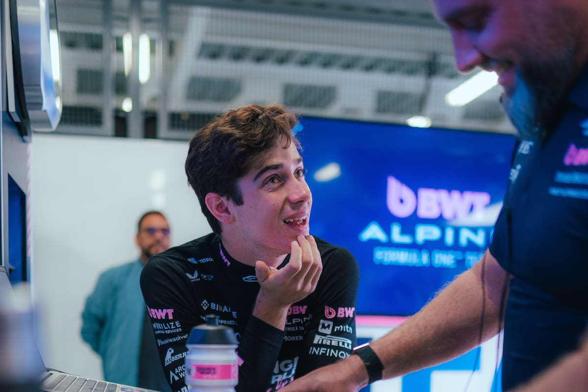 Franco Colapinto con los ingenieros de Alpine: el semblante habla por sí solo