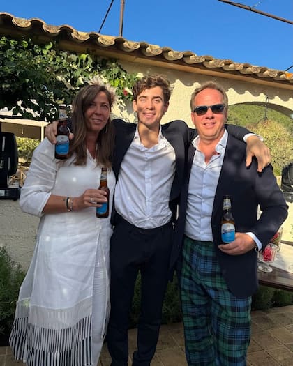 Franco Colapinto con su mánager, la española María Catarineu y su pareja, Jaime Campbell Walter