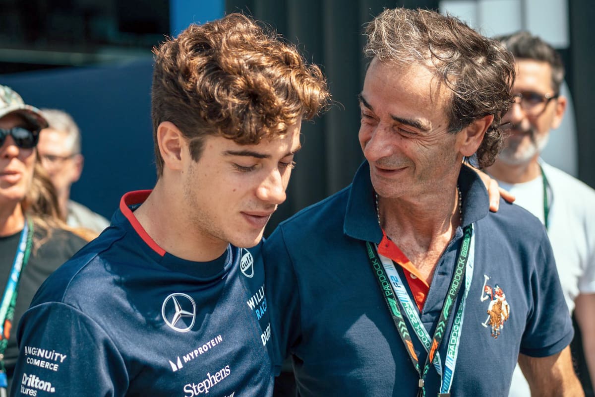 Franco Colapinto con su papá, Aníbal, en el paddock de Williams