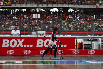 Franco Colapinto con su scooter rumbo a los pits
(Photo by Rudy Carezzevoli/Getty Images)