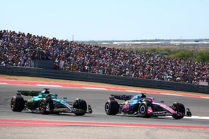 Franco Colapinto corre por delante del Aston Martin de Lance Stroll, en un duelo que mayormente gana el equipo del argentino