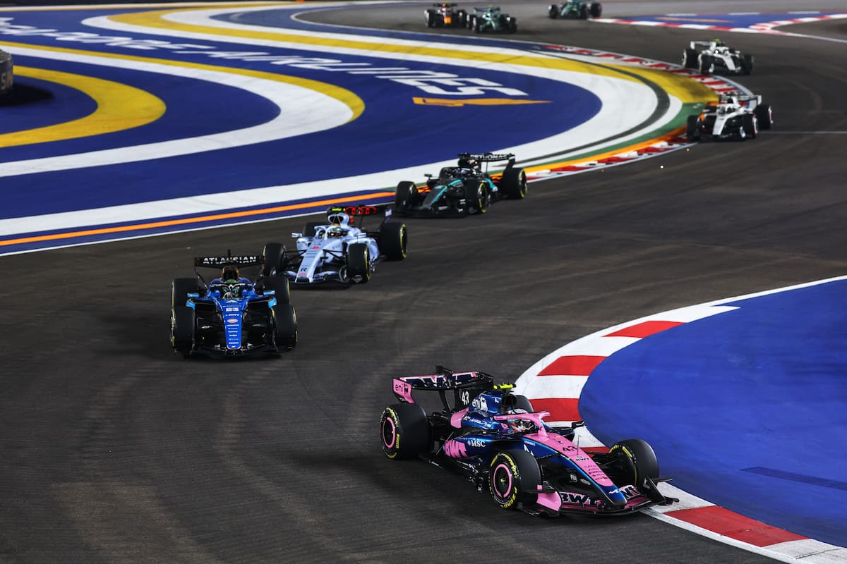 Franco Colapinto cuando aún estaba en carrera, delante del Williams de Alexander Albon (Photo by Mark Thompson/Getty Images)