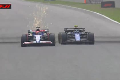 Franco Colapinto (derecha) empieza a sobrepasar a Lawson (cuyo auto saca chispas); fue la maniobra de la carrera para el argentino en el GP de México