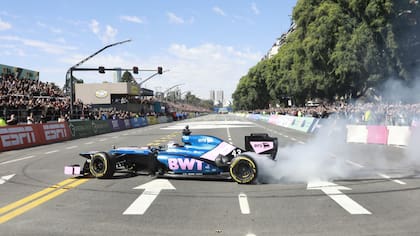 Franco Colapinto deslumbró con 'donas' en su primera salida en la exhibición en Buenos Aires