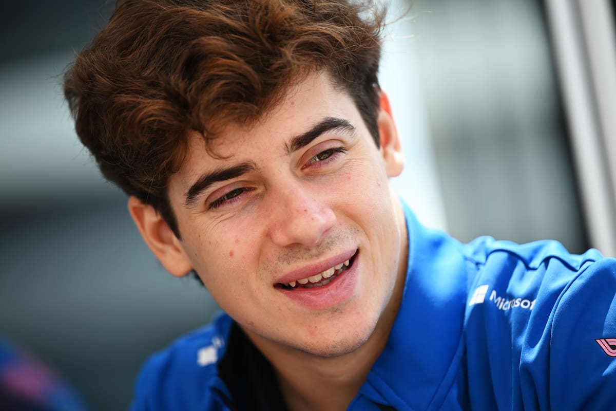 Franco Colapinto durante la entrevista que le concedió a LA NACION en el Gran Premio de Silverstone