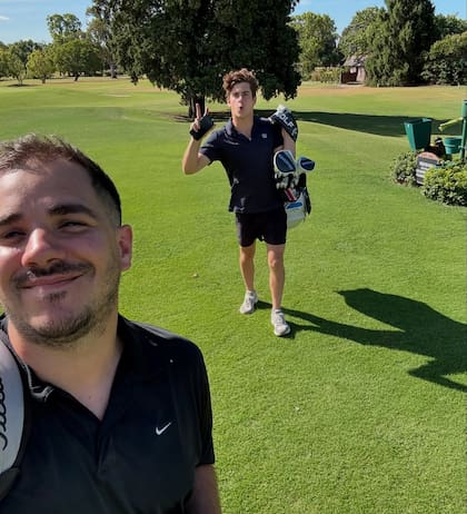 Franco Colapinto en el campo de golf
