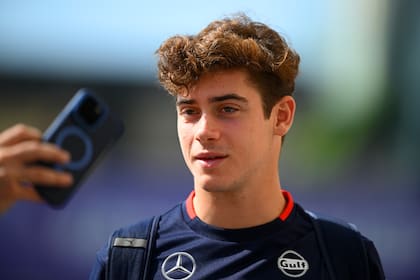 Franco Colapinto en el paddock del circuito de Yas Marina