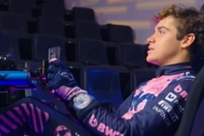 Franco Colapinto en el simulador, en donde explica el circuito australiano de Albert Park