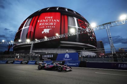 Franco Colapinto, en la inmensidad de la noche de Las Vegas; el auto, con chasis reparado, no funcionó de manera adecuada