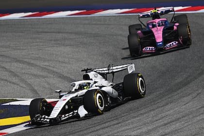 Franco Colapinto, en la persecución a Sergio "Checo" Pérez, en los primeros tramos de la carrera