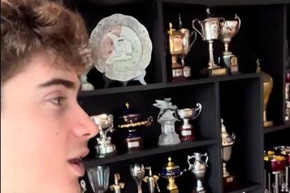 Franco Colapinto en la sede de Enstone de Alpine, con los trofeos