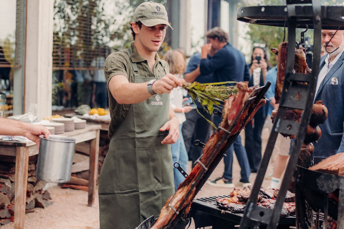 Franco Colapinto, en pleno trabajo como asador