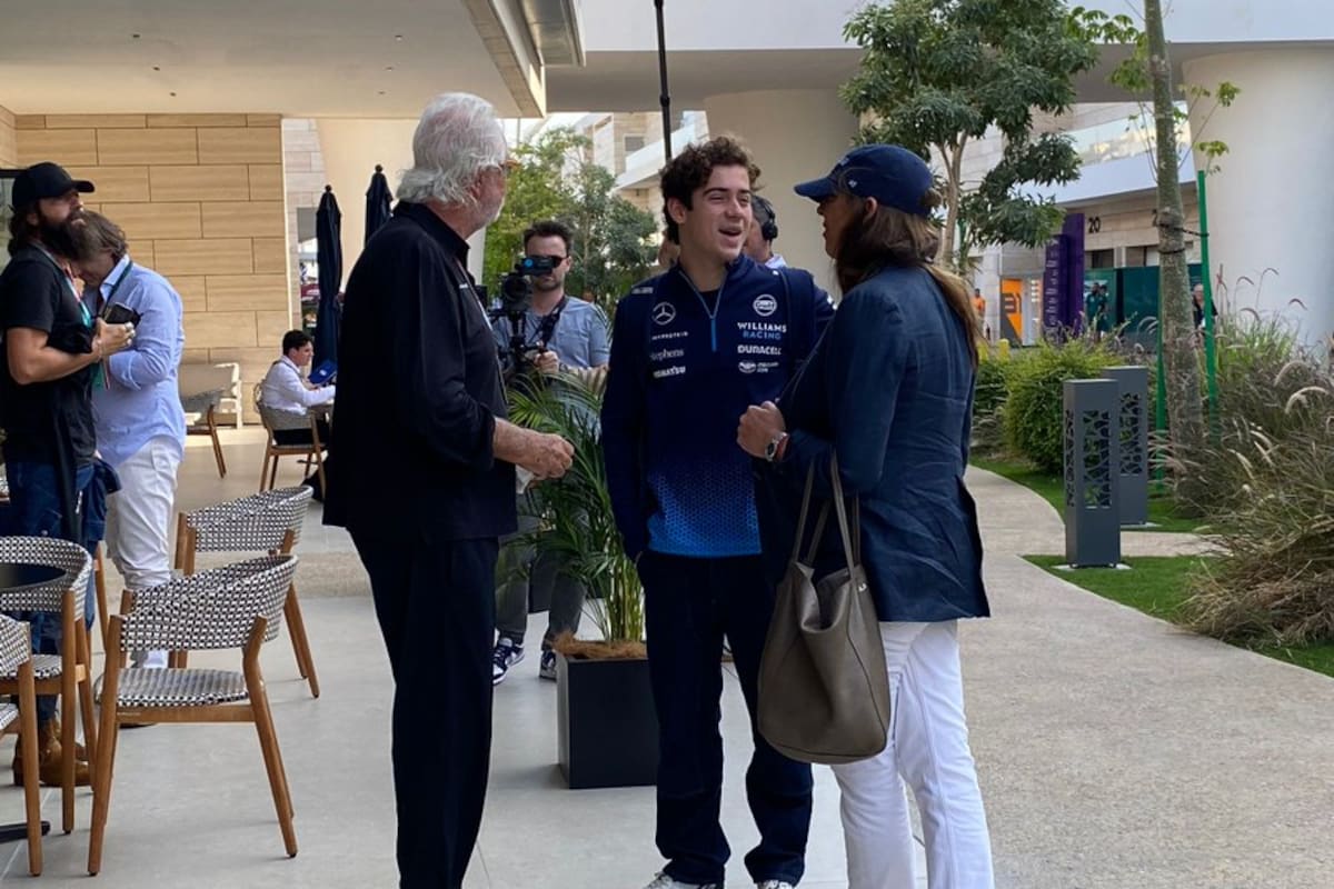 Franco Colapinto, en una charla en Qatar con Flavio Briatore, asesor de Alpine, y la mánager del piloto argentino, María Catarineu, en el Gran Premio de San Pablo.