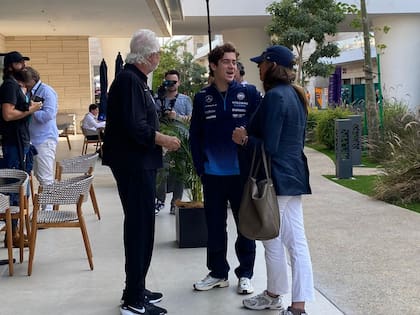 Franco Colapinto, en una charla en Qatar con Flavio Briatore, asesor ejecutivo de Alpine, y la manager del argentino, María Catarineu; el italiano estuvo interesado desde el principio por el piloto de Pilar.