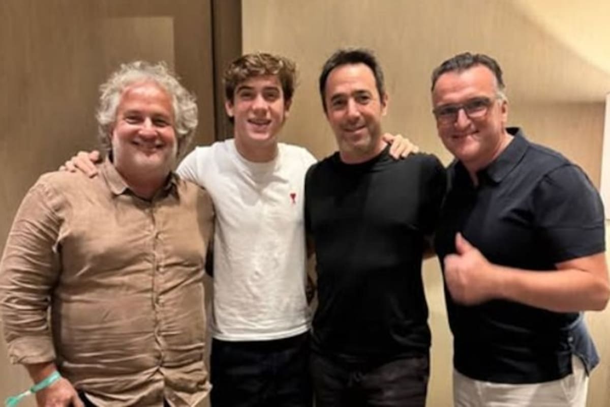 Franco Colapinto es atractivo para las escuderías por su capacidad conductiva y también por el respaldo económico; junto a él están Guilber Englebienne (izquierda) y Martín Migoya (derecha), cofundador y CEO de Globant, y Marcos Galperín (centro), propietario de Mercado Libre.