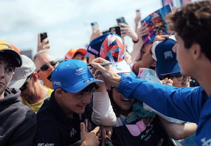 Franco Colapinto firma autógrafos en la previa de Silverstone
