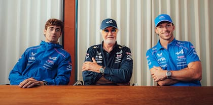 Franco Colapinto, Flavio Briatore y Pierre Gasly, las caras de Alpne