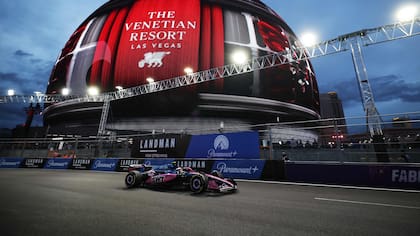 Franco Colapinto gira en el circuito urbano de Las Vegas, en el comienzo de la actividad de la F1 en el desierto de Nevada