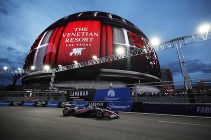 Franco Colapinto gira en el circuito urbano de Las Vegas, en el comienzo de la actividad de la F1 en el desierto de Nevada